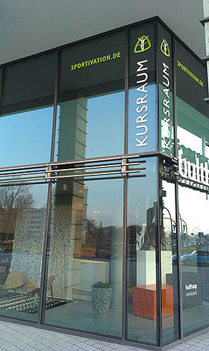 tl_files/sportivation/content/Subdomains Kunden/SMI-FIT.sportivation.de/Fotos Kursraum/Aussenwerbung (4).jpg